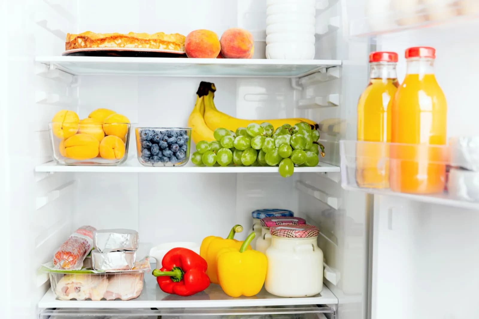 Frigo aperto con ingredienti freschi
